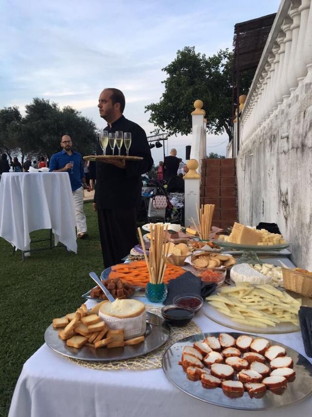 Buffet de aperitivos montado en el exterior con servicio de sala durante un evento