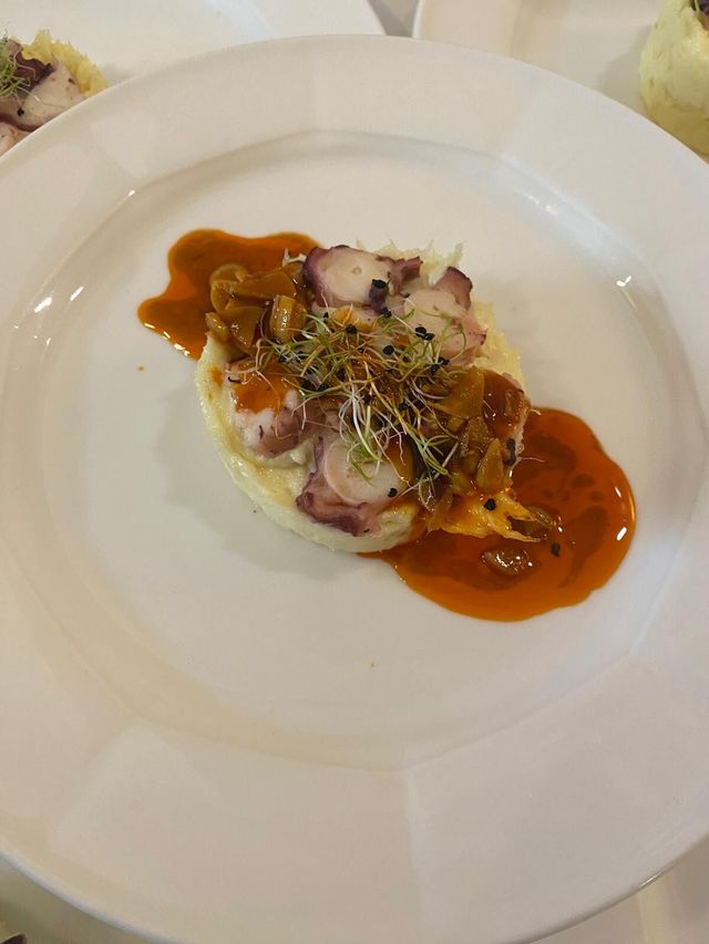 Pulpo a la brasa emplatado sobre crema y salsa, elaborado por Pablo Fernández Catering