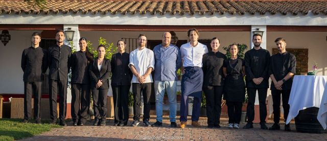 Fotografía de grupo del equipo de cocina y sala de Pablo Fernández Catering